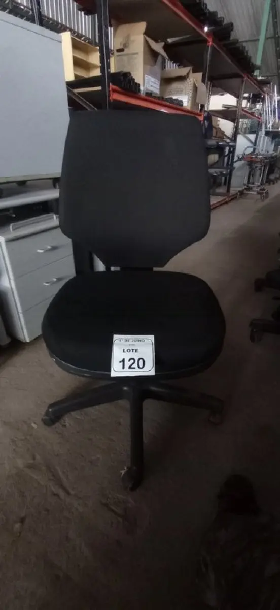 LOTE 120 - 01 CADEIRA DE ESCRITÓRIO GIRATÓRIA. (NO ESTADO) ATENÇÃO! FAZER A VISITAÇÃO ANTES DE ARREMATAR, NÃO SABEMOS SE FUNCIONA, LEILÃO NÃO TEM GARANTIA E NEM DEVOLUÇÃO, SUJEITO A POSSÍVEIS AVARIAS VISÍVEIS/OCULTAS E/OU AUSÊNCIA DE COMPONENTES.