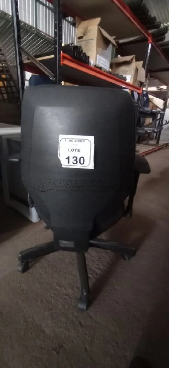 LOTE 130 - 01 CADEIRA DE ESCRITÓRIO GIRATÓRIA. (NO ESTADO) ATENÇÃO! FAZER A VISITAÇÃO ANTES DE ARREMATAR, NÃO SABEMOS SE FUNCIONA, LEILÃO NÃO TEM GARANTIA E NEM DEVOLUÇÃO, SUJEITO A POSSÍVEIS AVARIAS VISÍVEIS/OCULTAS E/OU AUSÊNCIA DE COMPONENTES.