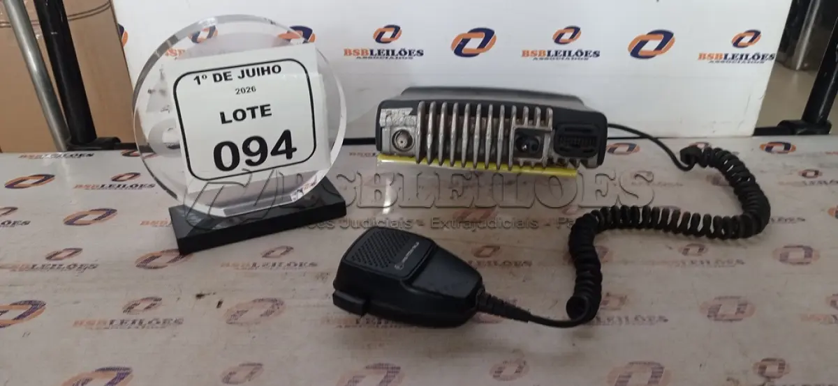 LOTE 094 - 01 RÁDIO TRANSCEPTOR MARCA MOTOROLA. (NO ESTADO) ATENÇÃO! FAZER A VISITAÇÃO ANTES DE ARREMATAR, NÃO SABEMOS SE FUNCIONA, LEILÃO NÃO TEM GARANTIA E NEM DEVOLUÇÃO, SUJEITO A POSSÍVEIS AVARIAS VISÍVEIS/OCULTAS E/OU AUSÊNCIA DE COMPONENTES.