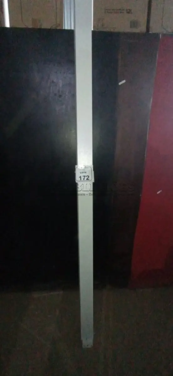 LOTE 172 - 01 TELA DE PROJEÇÃO RETRÁTIL. (NO ESTADO) ATENÇÃO! FAZER A VISITAÇÃO ANTES DE ARREMATAR, NÃO SABEMOS SE FUNCIONA, LEILÃO NÃO TEM GARANTIA E NEM DEVOLUÇÃO, SUJEITO A POSSÍVEIS AVARIAS VISÍVEIS/OCULTAS E/OU AUSÊNCIA DE COMPONENTES.