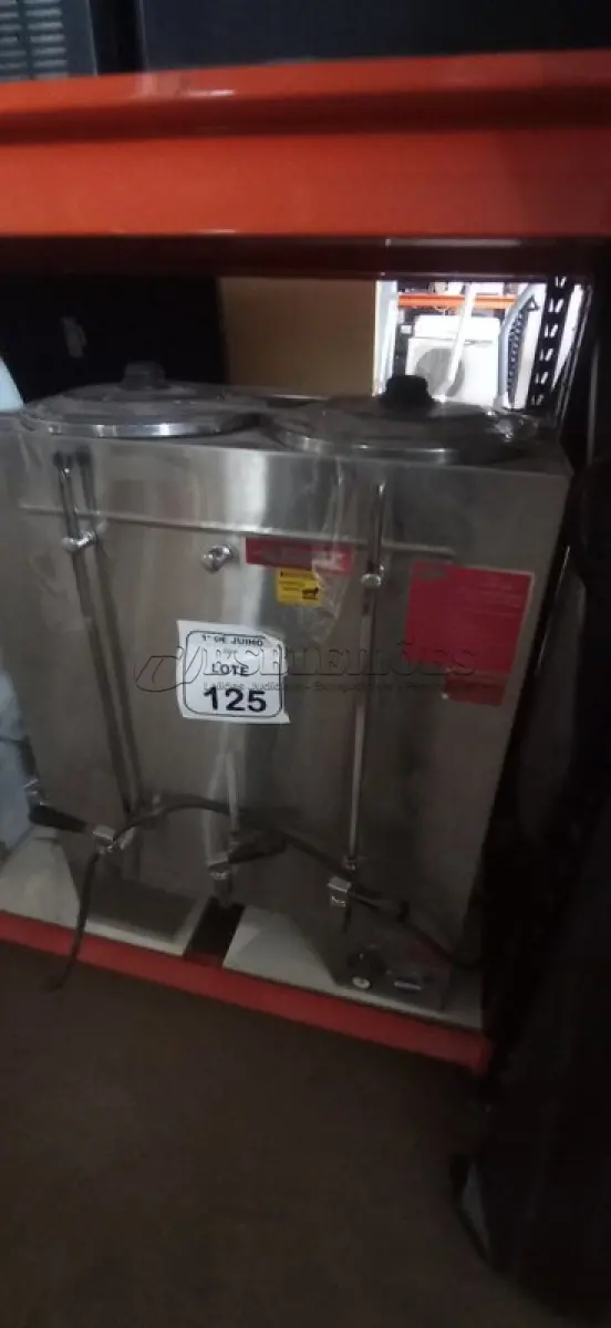 LOTE 125 - 01 CAFETEIRA INDUSTRIAL EM INOX. (NO ESTADO) ATENÇÃO! FAZER A VISITAÇÃO ANTES DE ARREMATAR, NÃO SABEMOS SE FUNCIONA, LEILÃO NÃO TEM GARANTIA E NEM DEVOLUÇÃO, SUJEITO A POSSÍVEIS AVARIAS VISÍVEIS/OCULTAS E/OU AUSÊNCIA DE COMPONENTES.
