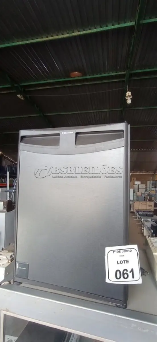LOTE 061 - 01 FRIGOBAR 110V MARCA ELECTROLUX. (NO ESTADO) ATENÇÃO! FAZER A VISITAÇÃO ANTES DE ARREMATAR, NÃO SABEMOS SE FUNCIONA, LEILÃO NÃO TEM GARANTIA E NEM DEVOLUÇÃO, SUJEITO A POSSÍVEIS AVARIAS VISÍVEIS/OCULTAS E/OU AUSÊNCIA DE COMPONENTES.