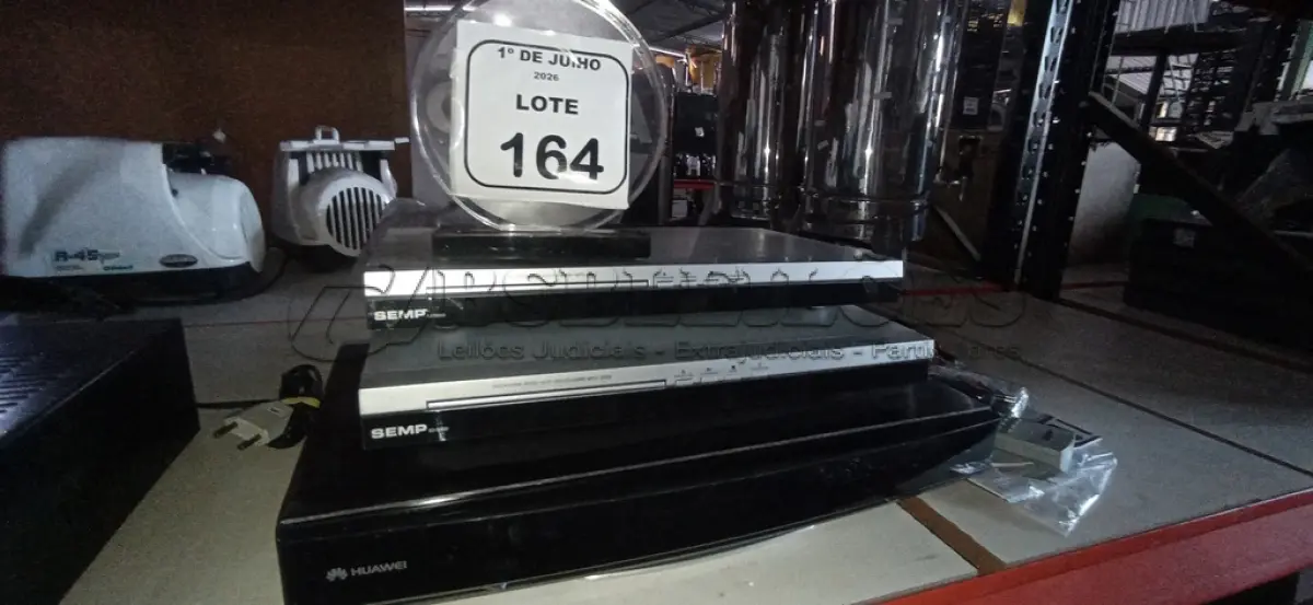 LOTE 164 - 01 APARELHO DE VÍDEOCONFERÊNCIA MARCA HUAWEIE 02 APARELHOS DE DVD MARCA SEMP. (NO ESTADO) ATENÇÃO! FAZER A VISITAÇÃO ANTES DE ARREMATAR, NÃO SABEMOS SE FUNCIONA, LEILÃO NÃO TEM GARANTIA E NEM DEVOLUÇÃO, SUJEITO A POSSÍVEIS AVARIAS VISÍVEIS/OCULTAS E/OU AUSÊNCIA DE COMPONENTES.