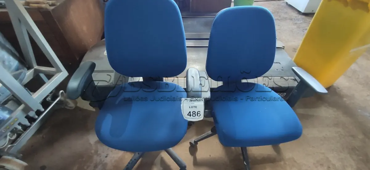 LOTE 486 - 02 CADEIRAS DE ESCRITÓRIO GIRATÓRIAS. (NO ESTADO) ATENÇÃO! FAZER A VISITAÇÃO ANTES DE ARREMATAR, NÃO SABEMOS SE FUNCIONA, LEILÃO NÃO TEM GARANTIA E NEM DEVOLUÇÃO, SUJEITO A POSSÍVEIS AVARIAS VISÍVEIS/OCULTAS E/OU AUSÊNCIA DE COMPONENTES.