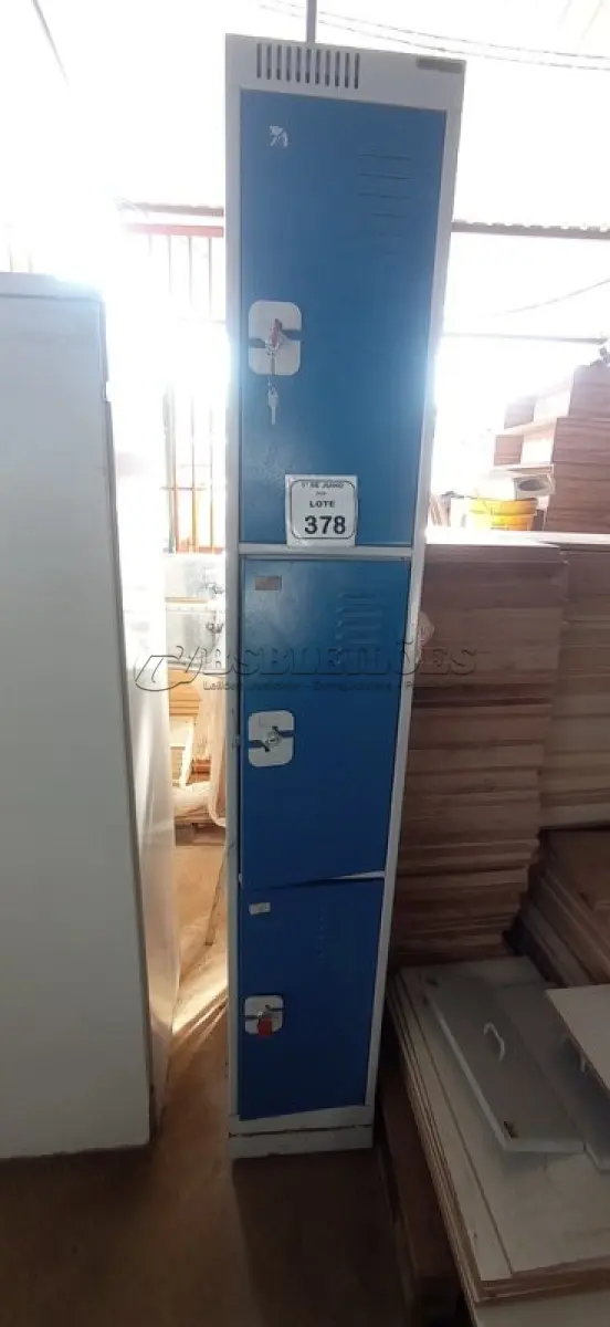 LOTE 378 - 01 ARMÁRIO ROUPEIRO DE 1,86X0,30 E AÇO COM 03 PORTAS. (NO ESTADO) ATENÇÃO! FAZER A VISITAÇÃO ANTES DE ARREMATAR, NÃO SABEMOS SE FUNCIONA, LEILÃO NÃO TEM GARANTIA E NEM DEVOLUÇÃO, SUJEITO A POSSÍVEIS AVARIAS VISÍVEIS/OCULTAS E/OU AUSÊNCIA DE COMPONENTES.