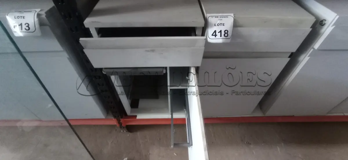 LOTE 418 - 02 ARMÁRIOS PARA CPU COM 01 PORTA E 01 GAVETA. (NO ESTADO) ATENÇÃO! FAZER A VISITAÇÃO ANTES DE ARREMATAR, NÃO SABEMOS SE FUNCIONA, LEILÃO NÃO TEM GARANTIA E NEM DEVOLUÇÃO, SUJEITO A POSSÍVEIS AVARIAS VISÍVEIS/OCULTAS E/OU AUSÊNCIA DE COMPONENTES.