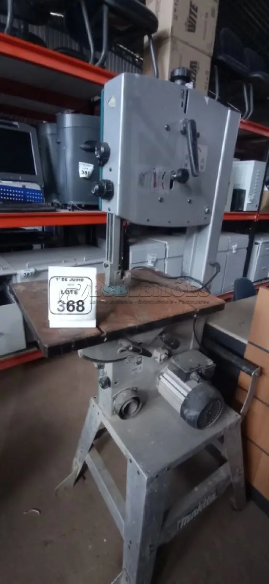 LOTE 368 - 01 SERRA FITA COM BANCADA MODELO LB1200F MARCA MAKITA. (NO ESTADO) ATENÇÃO! FAZER A VISITAÇÃO ANTES DE ARREMATAR, NÃO SABEMOS SE FUNCIONA, LEILÃO NÃO TEM GARANTIA E NEM DEVOLUÇÃO, SUJEITO A POSSÍVEIS AVARIAS VISÍVEIS/OCULTAS E/OU AUSÊNCIA DE COMPONENTES.