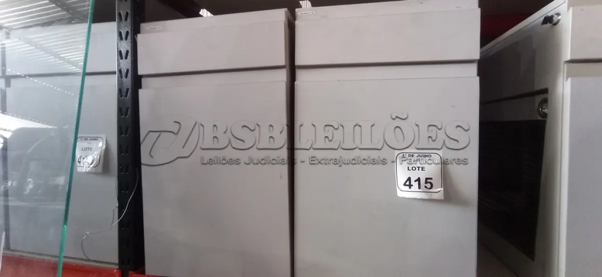 LOTE 415 - 02 ARMÁRIOS PARA CPU COM 01 PORTA E 01 GAVETA. (NO ESTADO) ATENÇÃO! FAZER A VISITAÇÃO ANTES DE ARREMATAR, NÃO SABEMOS SE FUNCIONA, LEILÃO NÃO TEM GARANTIA E NEM DEVOLUÇÃO, SUJEITO A POSSÍVEIS AVARIAS VISÍVEIS/OCULTAS E/OU AUSÊNCIA DE COMPONENTES.