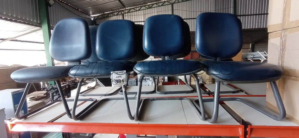 LOTE 381 - 04 CADEIRAS DE PÉS FIXOS. (NO ESTADO) ATENÇÃO! FAZER A VISITAÇÃO ANTES DE ARREMATAR, NÃO SABEMOS SE FUNCIONA, LEILÃO NÃO TEM GARANTIA E NEM DEVOLUÇÃO, SUJEITO A POSSÍVEIS AVARIAS VISÍVEIS/OCULTAS E/OU AUSÊNCIA DE COMPONENTES.