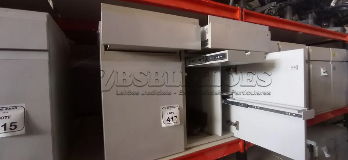 LOTE 417 - 02 ARMÁRIOS PARA CPU COM 01 PORTA E 01 GAVETA. (NO ESTADO) ATENÇÃO! FAZER A VISITAÇÃO ANTES DE ARREMATAR, NÃO SABEMOS SE FUNCIONA, LEILÃO NÃO TEM GARANTIA E NEM DEVOLUÇÃO, SUJEITO A POSSÍVEIS AVARIAS VISÍVEIS/OCULTAS E/OU AUSÊNCIA DE COMPONENTES.