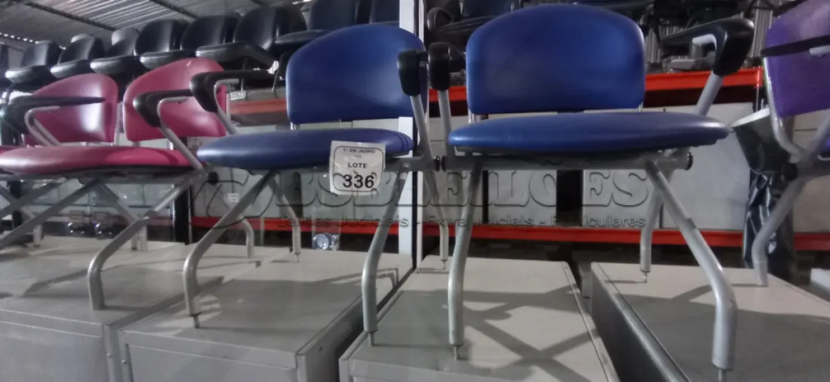 LOTE 336 - 02 CADEIRAS BAIXAS COM ASSENTO DOBRÁVEL. (NO ESTADO) ATENÇÃO! FAZER A VISITAÇÃO ANTES DE ARREMATAR, NÃO SABEMOS SE FUNCIONA, LEILÃO NÃO TEM GARANTIA E NEM DEVOLUÇÃO, SUJEITO A POSSÍVEIS AVARIAS VISÍVEIS/OCULTAS E/OU AUSÊNCIA DE COMPONENTES.