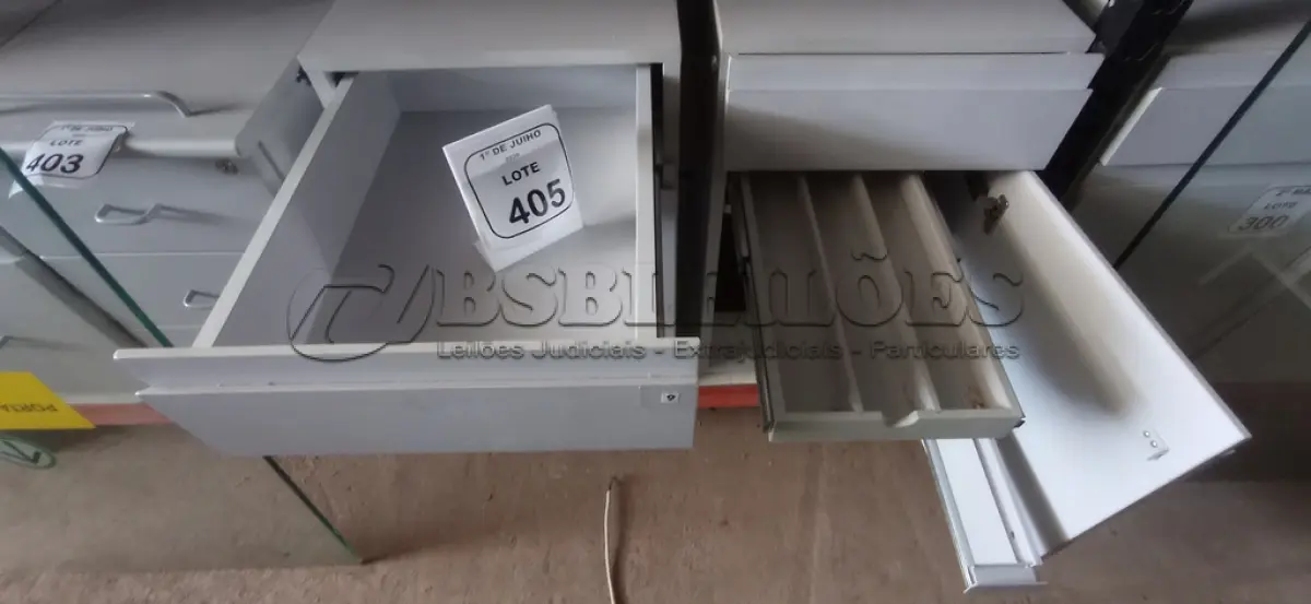 LOTE 405 - 02 ARMÁRIOS PARA CPU COM 01 PORTA E 01 GAVETA. (NO ESTADO) ATENÇÃO! FAZER A VISITAÇÃO ANTES DE ARREMATAR, NÃO SABEMOS SE FUNCIONA, LEILÃO NÃO TEM GARANTIA E NEM DEVOLUÇÃO, SUJEITO A POSSÍVEIS AVARIAS VISÍVEIS/OCULTAS E/OU AUSÊNCIA DE COMPONENTES.