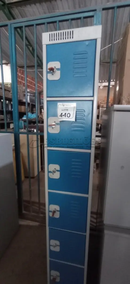 LOTE 440 - 01 ARMÁRIO ROUPEIRO DE 1,86X0,30 E AÇO COM 03 PORTAS. (NO ESTADO) ATENÇÃO! FAZER A VISITAÇÃO ANTES DE ARREMATAR, NÃO SABEMOS SE FUNCIONA, LEILÃO NÃO TEM GARANTIA E NEM DEVOLUÇÃO, SUJEITO A POSSÍVEIS AVARIAS VISÍVEIS/OCULTAS E/OU AUSÊNCIA DE COMPONENTES.