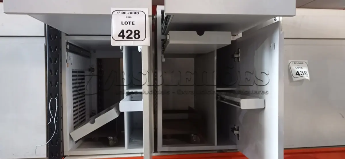 LOTE 428 - 02 ARMÁRIOS PARA CPU COM 01 PORTA E 01 GAVETA. (NO ESTADO) ATENÇÃO! FAZER A VISITAÇÃO ANTES DE ARREMATAR, NÃO SABEMOS SE FUNCIONA, LEILÃO NÃO TEM GARANTIA E NEM DEVOLUÇÃO, SUJEITO A POSSÍVEIS AVARIAS VISÍVEIS/OCULTAS E/OU AUSÊNCIA DE COMPONENTES.