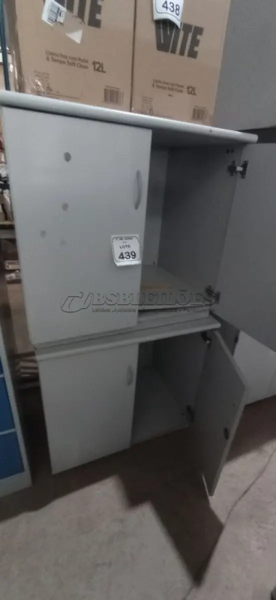 LOTE 439 - 02 ARMÁRIOS BAIXO EM MADEIRA COM 02 PORTAS. (NO ESTADO) ATENÇÃO! FAZER A VISITAÇÃO ANTES DE ARREMATAR, NÃO SABEMOS SE FUNCIONA, LEILÃO NÃO TEM GARANTIA E NEM DEVOLUÇÃO, SUJEITO A POSSÍVEIS AVARIAS VISÍVEIS/OCULTAS E/OU AUSÊNCIA DE COMPONENTES.
