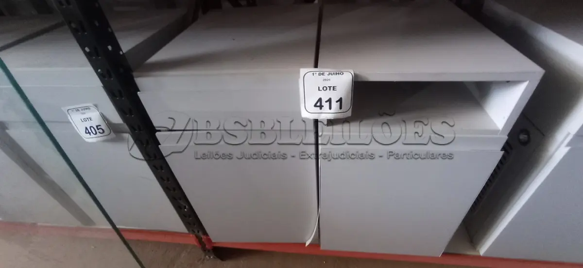 LOTE 411 - 02 ARMÁRIOS PARA CPU COM 01 PORTA E 01 GAVETA. (NO ESTADO) ATENÇÃO! FAZER A VISITAÇÃO ANTES DE ARREMATAR, NÃO SABEMOS SE FUNCIONA, LEILÃO NÃO TEM GARANTIA E NEM DEVOLUÇÃO, SUJEITO A POSSÍVEIS AVARIAS VISÍVEIS/OCULTAS E/OU AUSÊNCIA DE COMPONENTES.