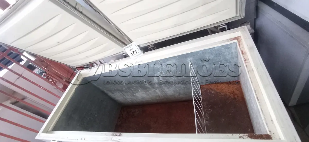 LOTE 371 - 01 FREEZER HORIZONTAL MODELO H500 MARCA ELECTROLUX. (NO ESTADO) ATENÇÃO! FAZER A VISITAÇÃO ANTES DE ARREMATAR, NÃO SABEMOS SE FUNCIONA, LEILÃO NÃO TEM GARANTIA E NEM DEVOLUÇÃO, SUJEITO A POSSÍVEIS AVARIAS VISÍVEIS/OCULTAS E/OU AUSÊNCIA DE COMPONENTES.
