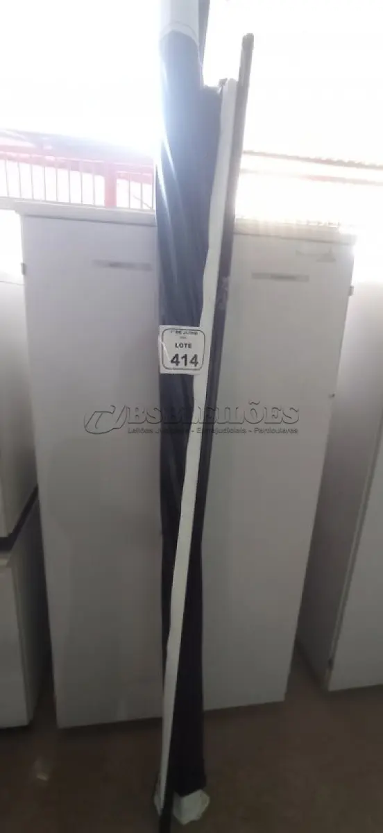 LOTE 414 - 01 TELA DE PROJEÇÃO RETRÁTIL. (NO ESTADO) ATENÇÃO! FAZER A VISITAÇÃO ANTES DE ARREMATAR, NÃO SABEMOS SE FUNCIONA, LEILÃO NÃO TEM GARANTIA E NEM DEVOLUÇÃO, SUJEITO A POSSÍVEIS AVARIAS VISÍVEIS/OCULTAS E/OU AUSÊNCIA DE COMPONENTES.