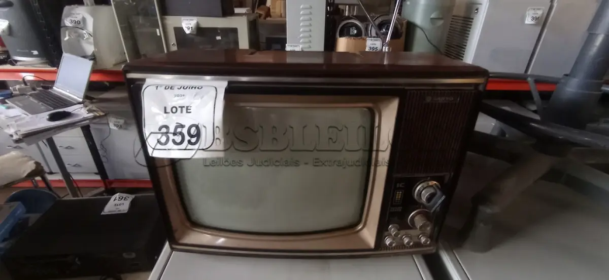 LOTE 359 - 01 TV DE TUBO ANTIGO MODELO CTP 3701 MARCA SANYO. (NO ESTADO) ATENÇÃO! FAZER A VISITAÇÃO ANTES DE ARREMATAR, NÃO SABEMOS SE FUNCIONA, LEILÃO NÃO TEM GARANTIA E NEM DEVOLUÇÃO, SUJEITO A POSSÍVEIS AVARIAS VISÍVEIS/OCULTAS E/OU AUSÊNCIA DE COMPONENTES.