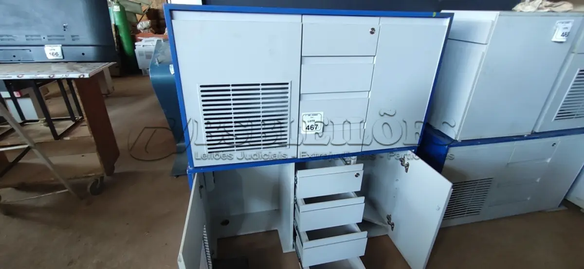 LOTE 467 - 02 BALCÕES DE ESCRITÓRIO COM 04 GAVETA COM 01 PORTA E 01 SUPORTE PARA CPU. (NO ESTADO) ATENÇÃO! FAZER A VISITAÇÃO ANTES DE ARREMATAR, NÃO SABEMOS SE FUNCIONA, LEILÃO NÃO TEM GARANTIA E NEM DEVOLUÇÃO, SUJEITO A POSSÍVEIS AVARIAS VISÍVEIS/OCULTAS E/OU AUSÊNCIA DE COMPONENTES.