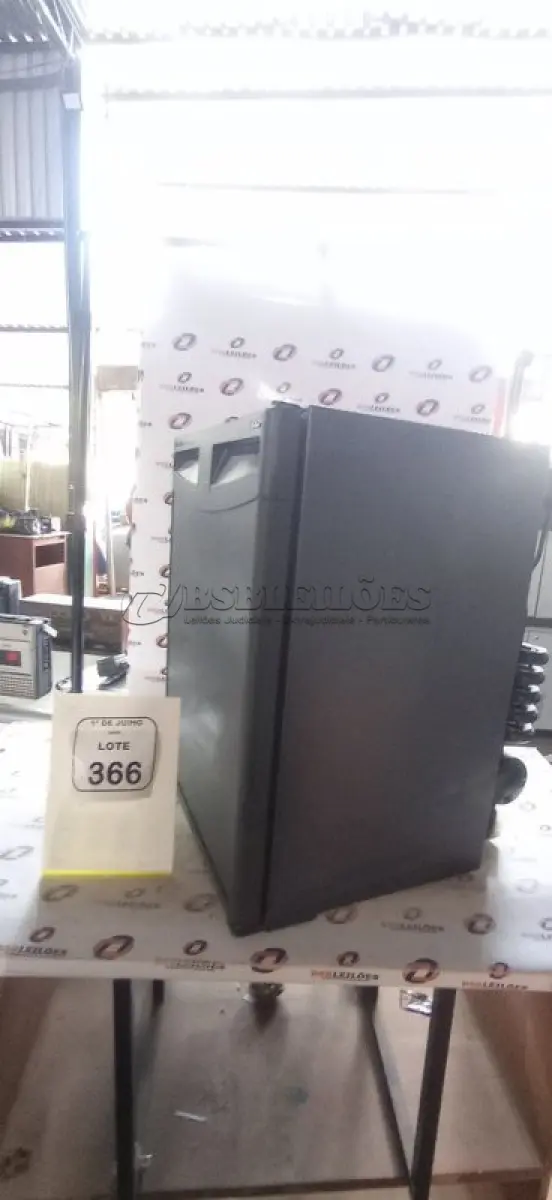 LOTE 366 - 01 FRIGOBAR 220V MARCA ELECTROLUX. (NO ESTADO) ATENÇÃO! FAZER A VISITAÇÃO ANTES DE ARREMATAR, NÃO SABEMOS SE FUNCIONA, LEILÃO NÃO TEM GARANTIA E NEM DEVOLUÇÃO, SUJEITO A POSSÍVEIS AVARIAS VISÍVEIS/OCULTAS E/OU AUSÊNCIA DE COMPONENTES.