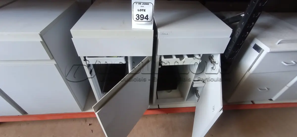 LOTE 394 - 02 ARMÁRIOS PARA CPU COM 01 PORTA E 01 GAVETA. (NO ESTADO) ATENÇÃO! FAZER A VISITAÇÃO ANTES DE ARREMATAR, NÃO SABEMOS SE FUNCIONA, LEILÃO NÃO TEM GARANTIA E NEM DEVOLUÇÃO, SUJEITO A POSSÍVEIS AVARIAS VISÍVEIS/OCULTAS E/OU AUSÊNCIA DE COMPONENTES.