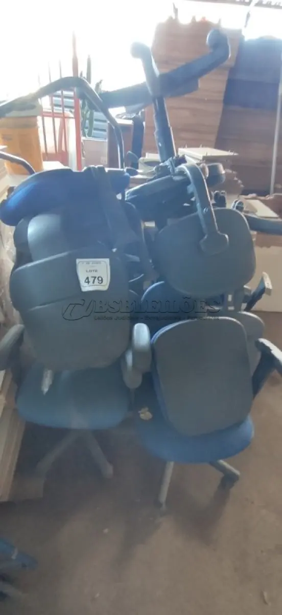LOTE 479 - 01 LOTE COM VÁRIAS CADEIRAS PARA RETIRADA DE PEÇAS. (NO ESTADO) ATENÇÃO! FAZER A VISITAÇÃO ANTES DE ARREMATAR, NÃO SABEMOS SE FUNCIONA, LEILÃO NÃO TEM GARANTIA E NEM DEVOLUÇÃO, SUJEITO A POSSÍVEIS AVARIAS VISÍVEIS/OCULTAS E/OU AUSÊNCIA DE COMPONENTES.