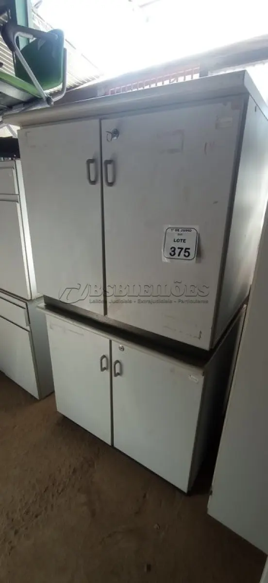 LOTE 375 - 02 ARMÁRIOS BAIXOS EM MADEIRA COM 02 PORTAS. (NO ESTADO) ATENÇÃO! FAZER A VISITAÇÃO ANTES DE ARREMATAR, NÃO SABEMOS SE FUNCIONA, LEILÃO NÃO TEM GARANTIA E NEM DEVOLUÇÃO, SUJEITO A POSSÍVEIS AVARIAS VISÍVEIS/OCULTAS E/OU AUSÊNCIA DE COMPONENTES.