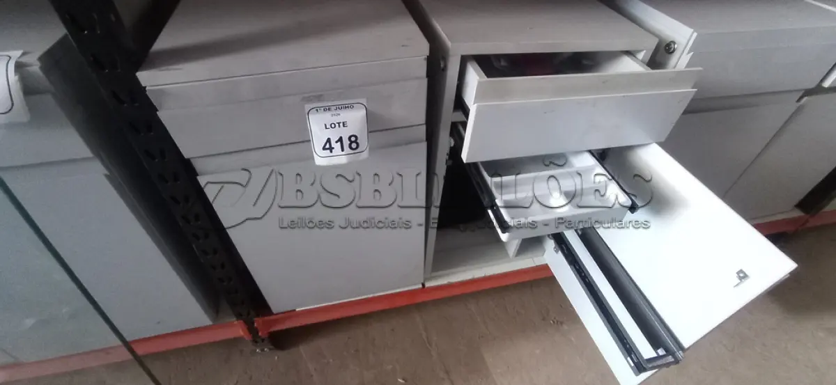LOTE 418 - 02 ARMÁRIOS PARA CPU COM 01 PORTA E 01 GAVETA. (NO ESTADO) ATENÇÃO! FAZER A VISITAÇÃO ANTES DE ARREMATAR, NÃO SABEMOS SE FUNCIONA, LEILÃO NÃO TEM GARANTIA E NEM DEVOLUÇÃO, SUJEITO A POSSÍVEIS AVARIAS VISÍVEIS/OCULTAS E/OU AUSÊNCIA DE COMPONENTES.