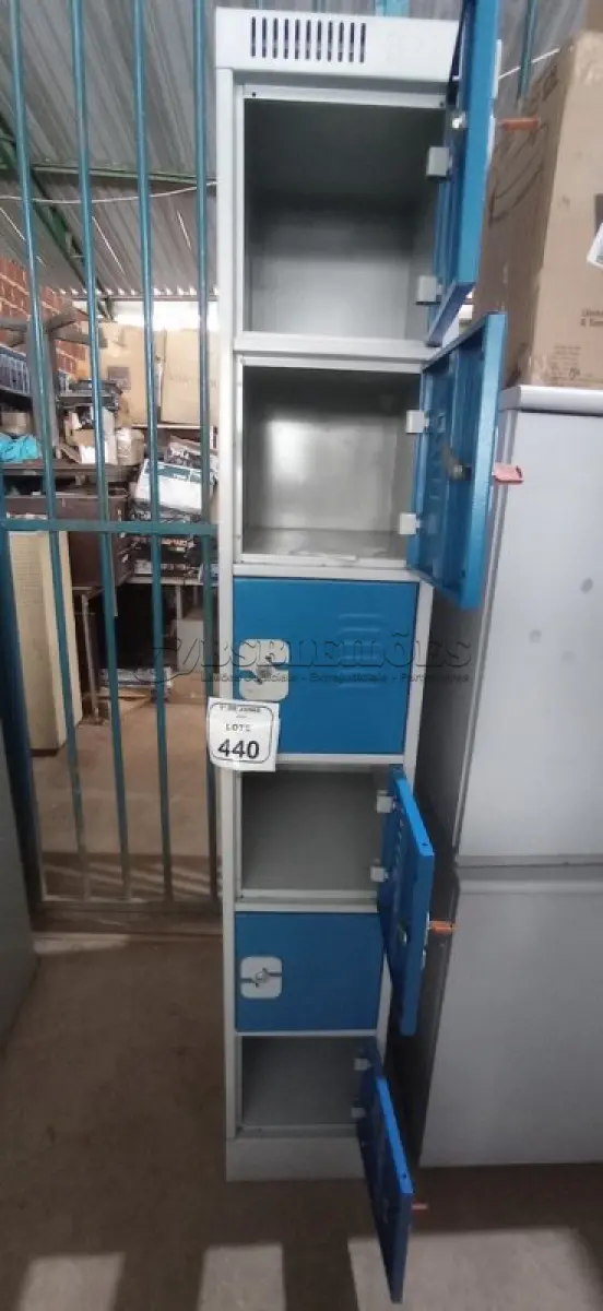 LOTE 440 - 01 ARMÁRIO ROUPEIRO DE 1,86X0,30 E AÇO COM 03 PORTAS. (NO ESTADO) ATENÇÃO! FAZER A VISITAÇÃO ANTES DE ARREMATAR, NÃO SABEMOS SE FUNCIONA, LEILÃO NÃO TEM GARANTIA E NEM DEVOLUÇÃO, SUJEITO A POSSÍVEIS AVARIAS VISÍVEIS/OCULTAS E/OU AUSÊNCIA DE COMPONENTES.