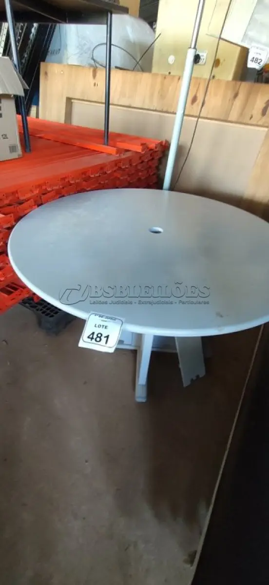 LOTE 481 - 01 MESA REDONDA EM MADEIRA COM 1,20M DE DIÂMETRO. (NO ESTADO) ATENÇÃO! FAZER A VISITAÇÃO ANTES DE ARREMATAR, NÃO SABEMOS SE FUNCIONA, LEILÃO NÃO TEM GARANTIA E NEM DEVOLUÇÃO, SUJEITO A POSSÍVEIS AVARIAS VISÍVEIS/OCULTAS E/OU AUSÊNCIA DE COMPONENTES.