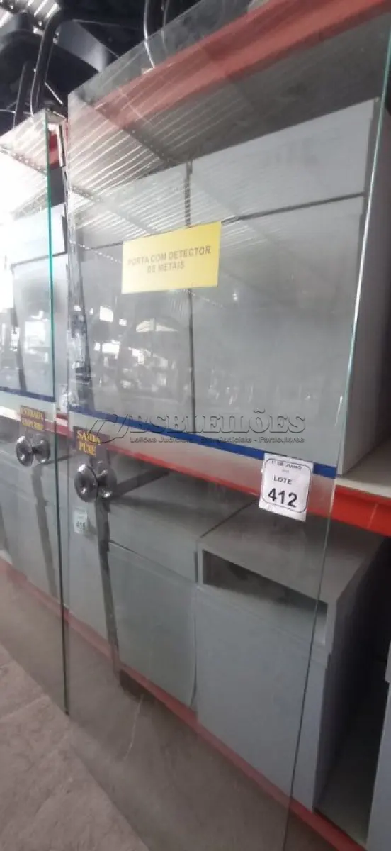 LOTE 412 - 01 PORTA DE VIDRO DE 2,06X0,83. (NO ESTADO) ATENÇÃO! FAZER A VISITAÇÃO ANTES DE ARREMATAR, NÃO SABEMOS SE FUNCIONA, LEILÃO NÃO TEM GARANTIA E NEM DEVOLUÇÃO, SUJEITO A POSSÍVEIS AVARIAS VISÍVEIS/OCULTAS E/OU AUSÊNCIA DE COMPONENTES.