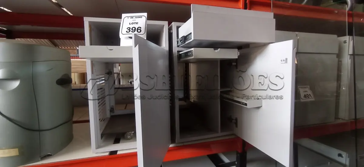 LOTE 396 - 02 ARMÁRIOS PARA CPU COM 01 PORTA E 01 GAVETA. (NO ESTADO) ATENÇÃO! FAZER A VISITAÇÃO ANTES DE ARREMATAR, NÃO SABEMOS SE FUNCIONA, LEILÃO NÃO TEM GARANTIA E NEM DEVOLUÇÃO, SUJEITO A POSSÍVEIS AVARIAS VISÍVEIS/OCULTAS E/OU AUSÊNCIA DE COMPONENTES.