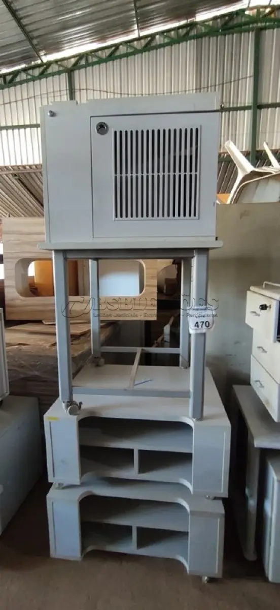 LOTE 470 - 02 RACKS BAIXOS COM RODINHAS, 01 MESA E 01 ARMÁRIO PARA CPU COM 01 GAVETA E 01 PORTA. (NO ESTADO) ATENÇÃO! FAZER A VISITAÇÃO ANTES DE ARREMATAR, NÃO SABEMOS SE FUNCIONA, LEILÃO NÃO TEM GARANTIA E NEM DEVOLUÇÃO, SUJEITO A POSSÍVEIS AVARIAS VISÍVEIS/OCULTAS E/OU AUSÊNCIA DE COMPONENTES.