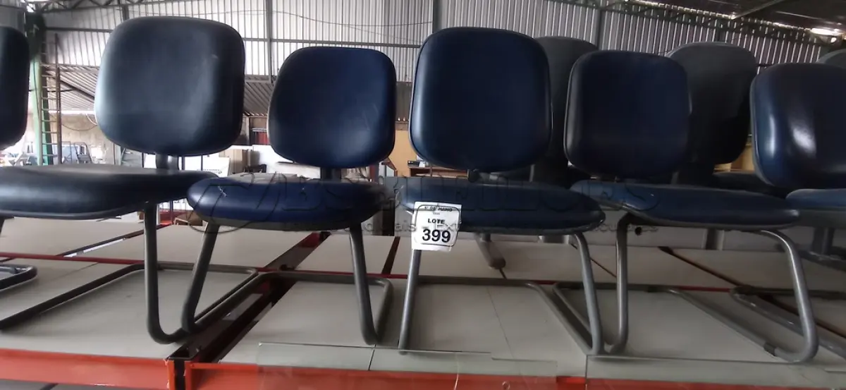 LOTE 399 - 04 CADEIRAS DE PÉS FIXOS. (NO ESTADO) ATENÇÃO! FAZER A VISITAÇÃO ANTES DE ARREMATAR, NÃO SABEMOS SE FUNCIONA, LEILÃO NÃO TEM GARANTIA E NEM DEVOLUÇÃO, SUJEITO A POSSÍVEIS AVARIAS VISÍVEIS/OCULTAS E/OU AUSÊNCIA DE COMPONENTES.