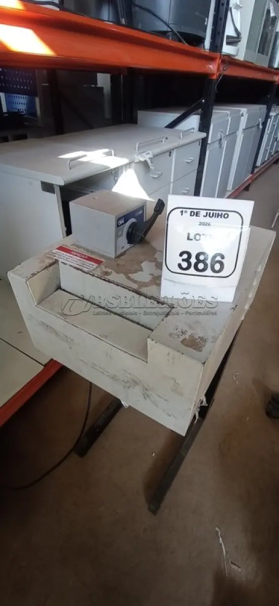 LOTE 386 - 01 FRAGMENTADORA DE PAPEL 110V. (NO ESTADO) ATENÇÃO! FAZER A VISITAÇÃO ANTES DE ARREMATAR, NÃO SABEMOS SE FUNCIONA, LEILÃO NÃO TEM GARANTIA E NEM DEVOLUÇÃO, SUJEITO A POSSÍVEIS AVARIAS VISÍVEIS/OCULTAS E/OU AUSÊNCIA DE COMPONENTES.