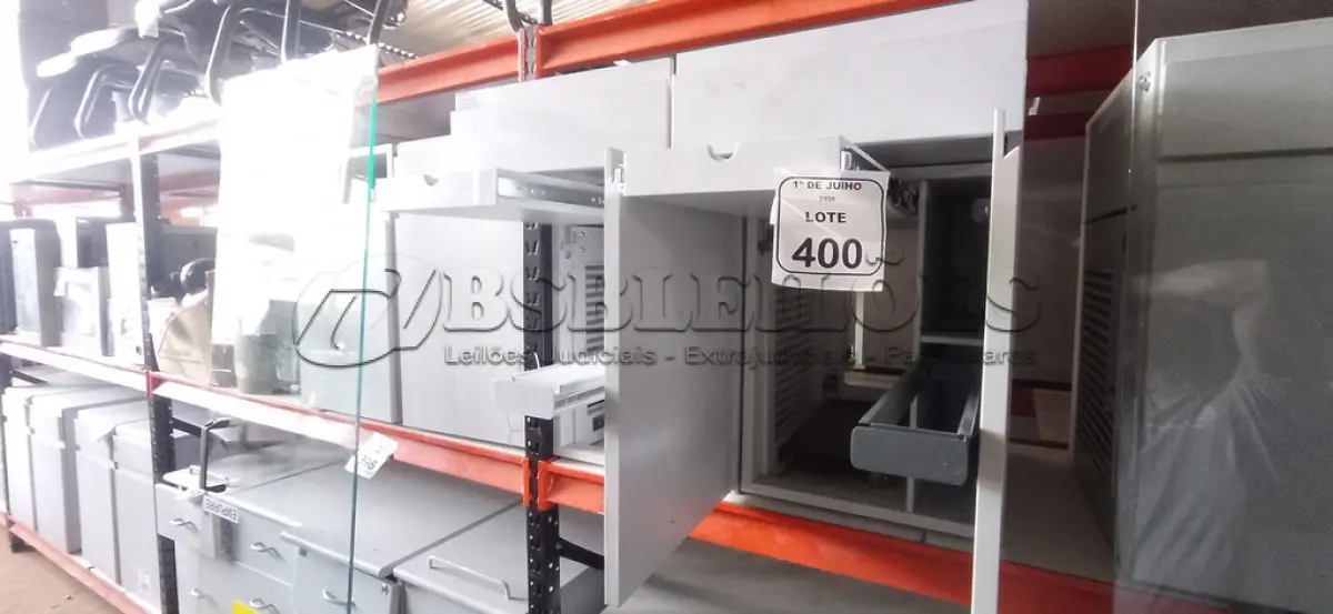 LOTE 400 - 02 ARMÁRIOS PARA CPU COM 01 PORTA E 01 GAVETA. (NO ESTADO) ATENÇÃO! FAZER A VISITAÇÃO ANTES DE ARREMATAR, NÃO SABEMOS SE FUNCIONA, LEILÃO NÃO TEM GARANTIA E NEM DEVOLUÇÃO, SUJEITO A POSSÍVEIS AVARIAS VISÍVEIS/OCULTAS E/OU AUSÊNCIA DE COMPONENTES.