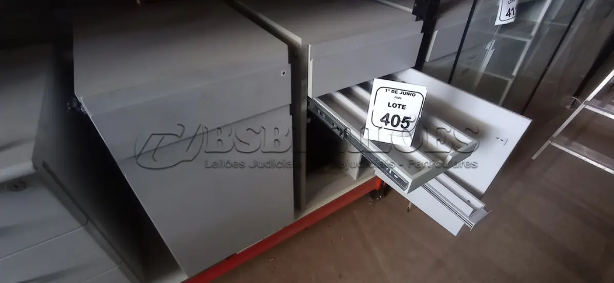 LOTE 405 - 02 ARMÁRIOS PARA CPU COM 01 PORTA E 01 GAVETA. (NO ESTADO) ATENÇÃO! FAZER A VISITAÇÃO ANTES DE ARREMATAR, NÃO SABEMOS SE FUNCIONA, LEILÃO NÃO TEM GARANTIA E NEM DEVOLUÇÃO, SUJEITO A POSSÍVEIS AVARIAS VISÍVEIS/OCULTAS E/OU AUSÊNCIA DE COMPONENTES.