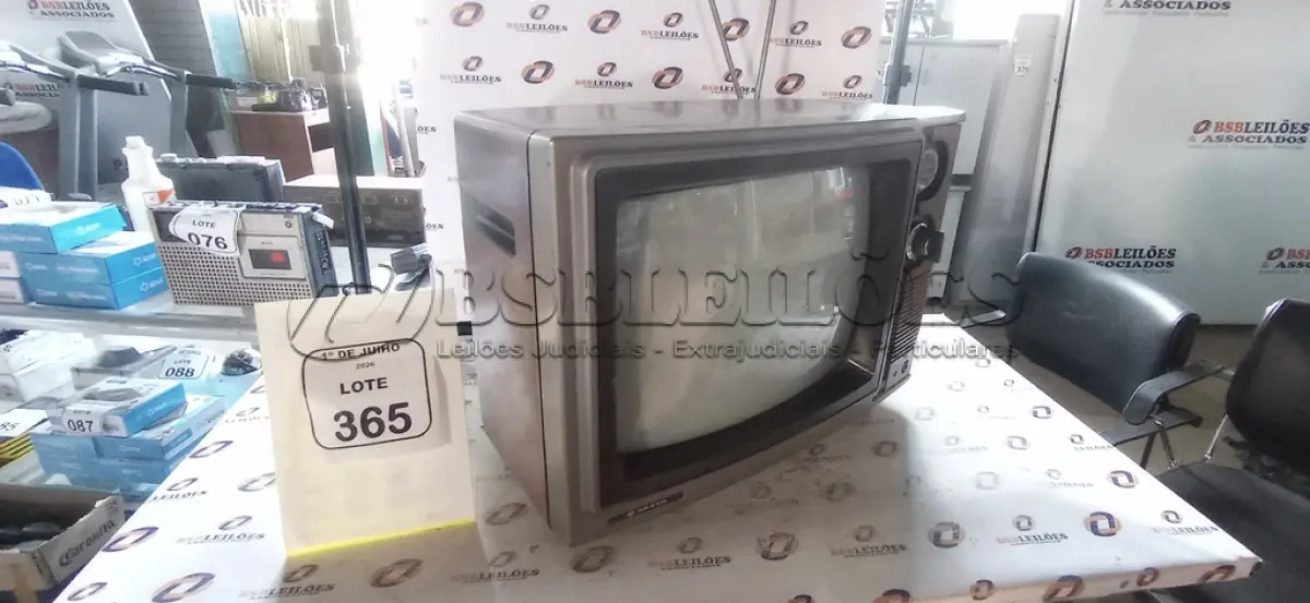 LOTE 365 - 01 TV DE TUBO ANTIGO MODELO CTP 3703 MARCA SANYO. (NO ESTADO) ATENÇÃO! FAZER A VISITAÇÃO ANTES DE ARREMATAR, NÃO SABEMOS SE FUNCIONA, LEILÃO NÃO TEM GARANTIA E NEM DEVOLUÇÃO, SUJEITO A POSSÍVEIS AVARIAS VISÍVEIS/OCULTAS E/OU AUSÊNCIA DE COMPONENTES.