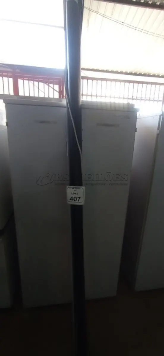 LOTE 407 - 01 TELA DE PROJEÇÃO RETRÁTIL. (NO ESTADO) ATENÇÃO! FAZER A VISITAÇÃO ANTES DE ARREMATAR, NÃO SABEMOS SE FUNCIONA, LEILÃO NÃO TEM GARANTIA E NEM DEVOLUÇÃO, SUJEITO A POSSÍVEIS AVARIAS VISÍVEIS/OCULTAS E/OU AUSÊNCIA DE COMPONENTES.