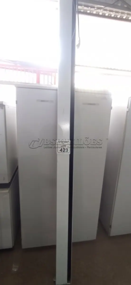 LOTE 423 - 01 TELA DE PROJEÇÃO RETRÁTIL. (NO ESTADO) ATENÇÃO! FAZER A VISITAÇÃO ANTES DE ARREMATAR, NÃO SABEMOS SE FUNCIONA, LEILÃO NÃO TEM GARANTIA E NEM DEVOLUÇÃO, SUJEITO A POSSÍVEIS AVARIAS VISÍVEIS/OCULTAS E/OU AUSÊNCIA DE COMPONENTES.