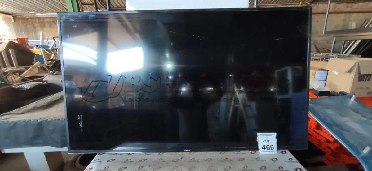 LOTE 466 - 01 TV 55’’ MARCA SAMSUNG PARA RETIRADA DE PEÇAS. (NO ESTADO) ATENÇÃO! FAZER A VISITAÇÃO ANTES DE ARREMATAR, NÃO SABEMOS SE FUNCIONA, LEILÃO NÃO TEM GARANTIA E NEM DEVOLUÇÃO, SUJEITO A POSSÍVEIS AVARIAS VISÍVEIS/OCULTAS E/OU AUSÊNCIA DE COMPONENTES.