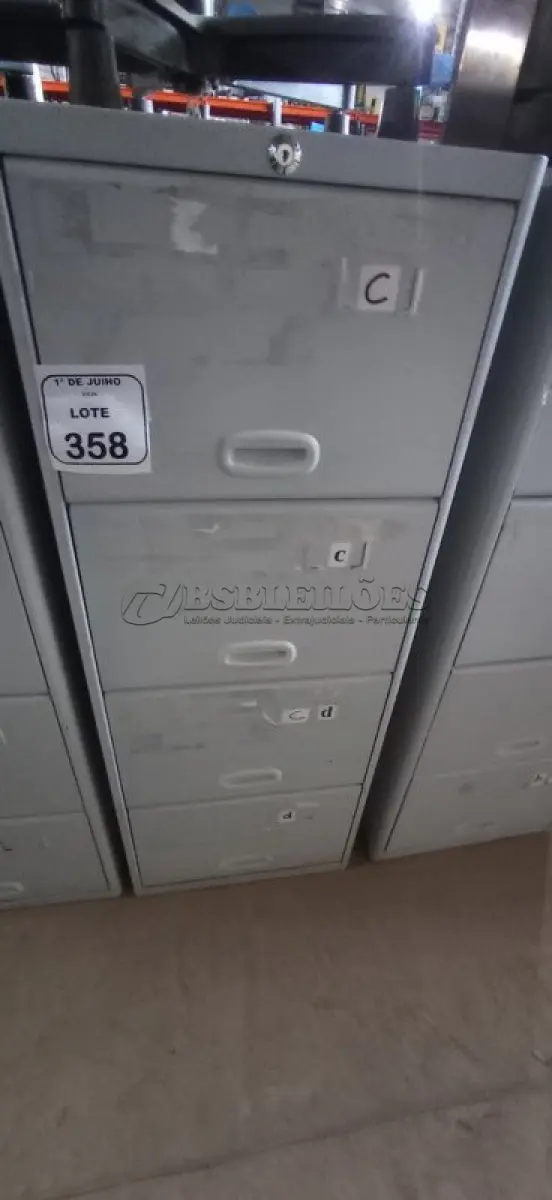 LOTE 358 - 01 ARQUIVO DE AÇO COM 04 GAVETAS. (NO ESTADO) ATENÇÃO! FAZER A VISITAÇÃO ANTES DE ARREMATAR, NÃO SABEMOS SE FUNCIONA, LEILÃO NÃO TEM GARANTIA E NEM DEVOLUÇÃO, SUJEITO A POSSÍVEIS AVARIAS VISÍVEIS/OCULTAS E/OU AUSÊNCIA DE COMPONENTES.