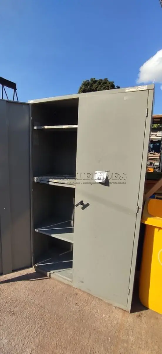 LOTE 483 - 01 ARMÁRIO DE FERRO DE TAMANHO 1,20X1,98X0,50. (NO ESTADO) ATENÇÃO! FAZER A VISITAÇÃO ANTES DE ARREMATAR, NÃO SABEMOS SE FUNCIONA, LEILÃO NÃO TEM GARANTIA E NEM DEVOLUÇÃO, SUJEITO A POSSÍVEIS AVARIAS VISÍVEIS/OCULTAS E/OU AUSÊNCIA DE COMPONENTES.