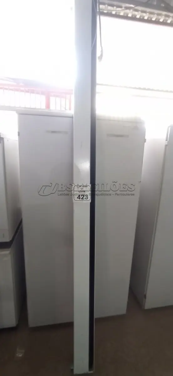 LOTE 423 - 01 TELA DE PROJEÇÃO RETRÁTIL. (NO ESTADO) ATENÇÃO! FAZER A VISITAÇÃO ANTES DE ARREMATAR, NÃO SABEMOS SE FUNCIONA, LEILÃO NÃO TEM GARANTIA E NEM DEVOLUÇÃO, SUJEITO A POSSÍVEIS AVARIAS VISÍVEIS/OCULTAS E/OU AUSÊNCIA DE COMPONENTES.