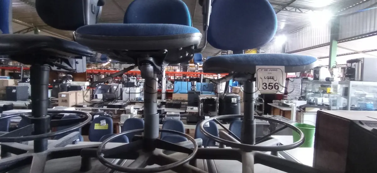 LOTE 356 - 03 CADEIRAS CAIXA DE DIFERENTES MODELOS DIVERSOS. (NO ESTADO) ATENÇÃO! FAZER A VISITAÇÃO ANTES DE ARREMATAR, NÃO SABEMOS SE FUNCIONA, LEILÃO NÃO TEM GARANTIA E NEM DEVOLUÇÃO, SUJEITO A POSSÍVEIS AVARIAS VISÍVEIS/OCULTAS E/OU AUSÊNCIA DE COMPONENTES.