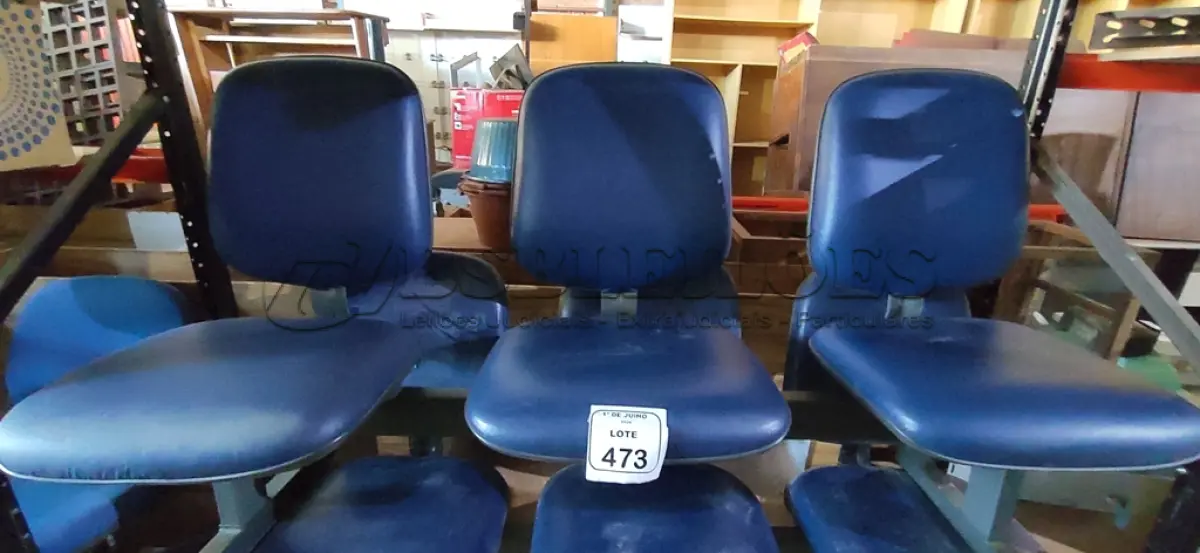 LOTE 473 - 01 CADEIRA TIPO LONGARINA COM 03 LUGARES. (NO ESTADO) ATENÇÃO! FAZER A VISITAÇÃO ANTES DE ARREMATAR, NÃO SABEMOS SE FUNCIONA, LEILÃO NÃO TEM GARANTIA E NEM DEVOLUÇÃO, SUJEITO A POSSÍVEIS AVARIAS VISÍVEIS/OCULTAS E/OU AUSÊNCIA DE COMPONENTES.