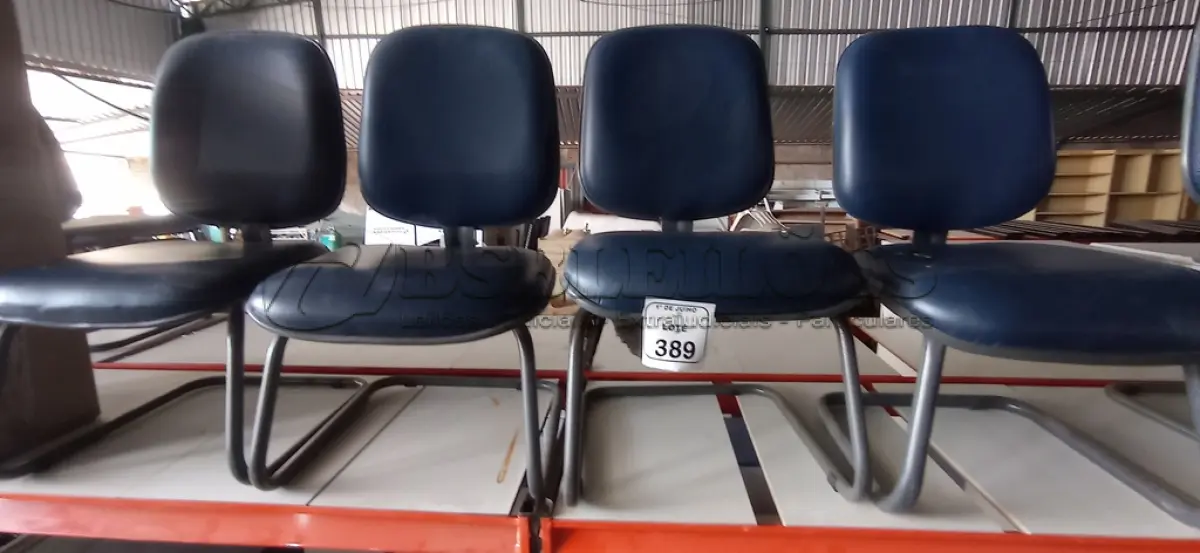 LOTE 389 - 04 CADEIRAS DE PÉS FIXOS. (NO ESTADO) ATENÇÃO! FAZER A VISITAÇÃO ANTES DE ARREMATAR, NÃO SABEMOS SE FUNCIONA, LEILÃO NÃO TEM GARANTIA E NEM DEVOLUÇÃO, SUJEITO A POSSÍVEIS AVARIAS VISÍVEIS/OCULTAS E/OU AUSÊNCIA DE COMPONENTES.