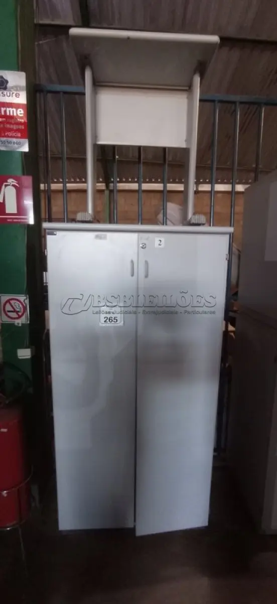 LOTE 265 - 01 ARMÁRIO 02 PORTAS EM MADEIRA E 01 MESA PEQUENA. (NO ESTADO) ATENÇÃO! FAZER A VISITAÇÃO ANTES DE ARREMATAR, NÃO SABEMOS SE FUNCIONA, LEILÃO NÃO TEM GARANTIA E NEM DEVOLUÇÃO, SUJEITO A POSSÍVEIS AVARIAS VISÍVEIS/OCULTAS E/OU AUSÊNCIA DE COMPONENTES.