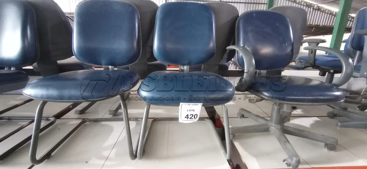 LOTE 420 - 02 CADEIRAS COM PÉS FIXOS E 01 CADEIRA DE ESCRITÓRIO GIRATÓRIA. (NO ESTADO) ATENÇÃO! FAZER A VISITAÇÃO ANTES DE ARREMATAR, NÃO SABEMOS SE FUNCIONA, LEILÃO NÃO TEM GARANTIA E NEM DEVOLUÇÃO, SUJEITO A POSSÍVEIS AVARIAS VISÍVEIS/OCULTAS E/OU AUSÊNCIA DE COMPONENTES.